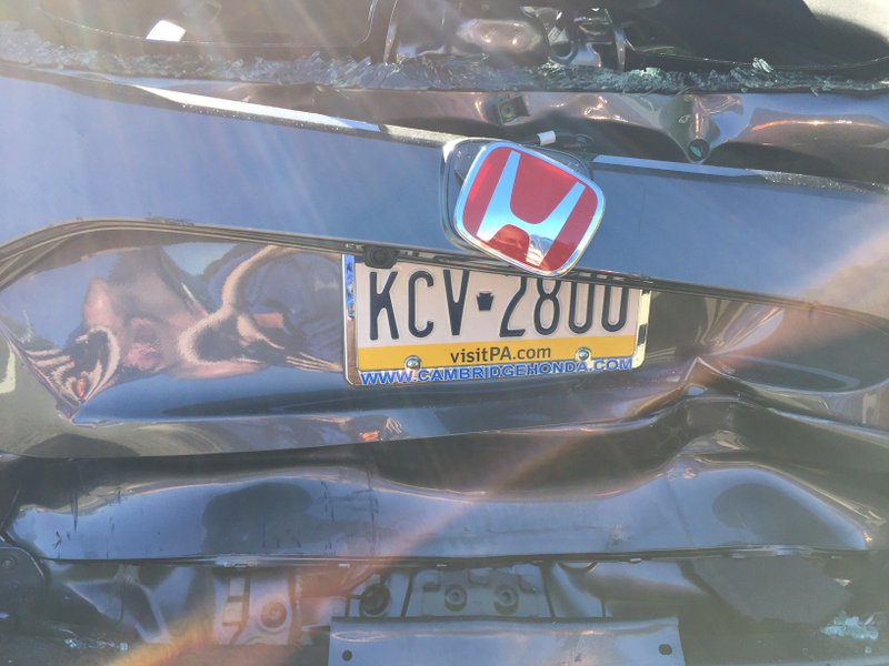 Illustration for article titled 'Jackass Not Paying Attention' Crashes Into Man's New Honda Civic Type R Right After He Bought It